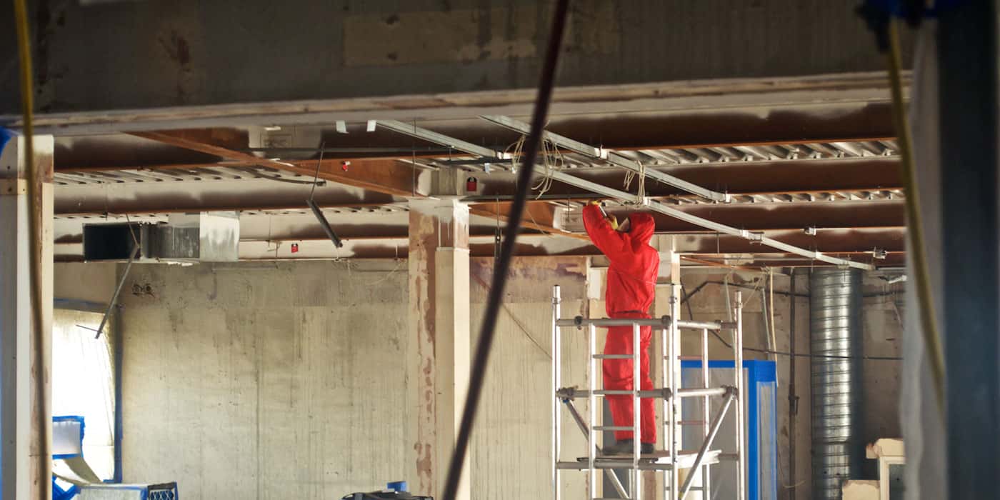 Operative working at height inside a stripped concrete frame